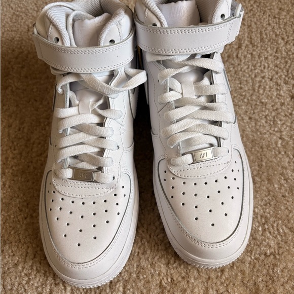 Like New Nike Kids' White Air Force 1 Mid ‘07 Sneakers Size 6.5Y - Picture 1 of 5